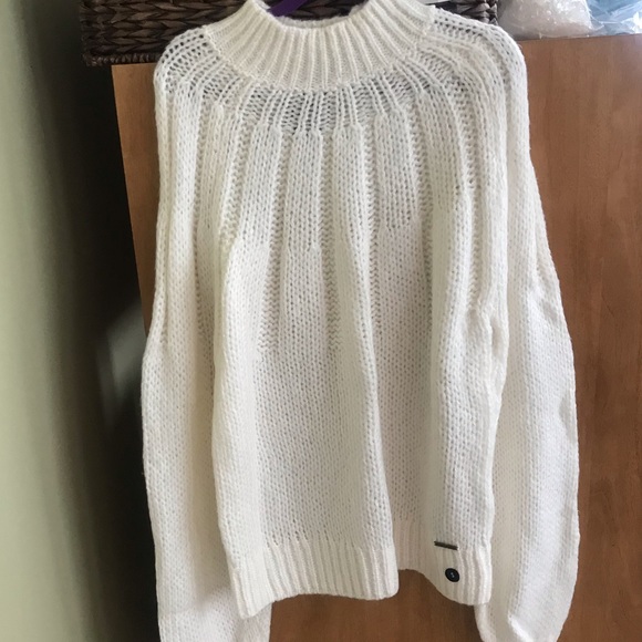 Abercrombie Woman Sm NWT Fuzzy Mock Cream Sweater - Picture 2 of 13